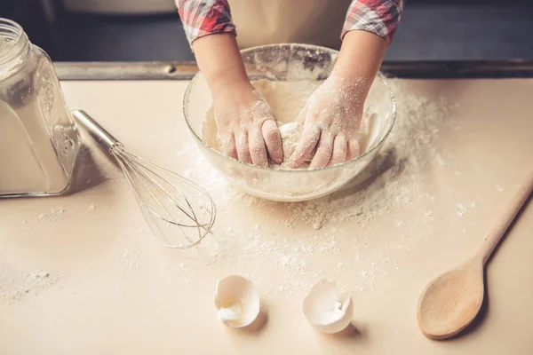 Little girl baking — Stock Photo, Image
