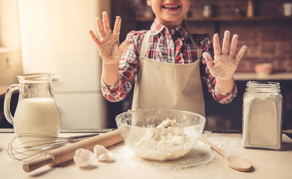 Niña horneando — Foto de Stock