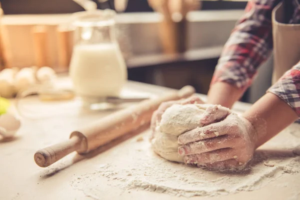 Little girl baking — Stock Photo, Image