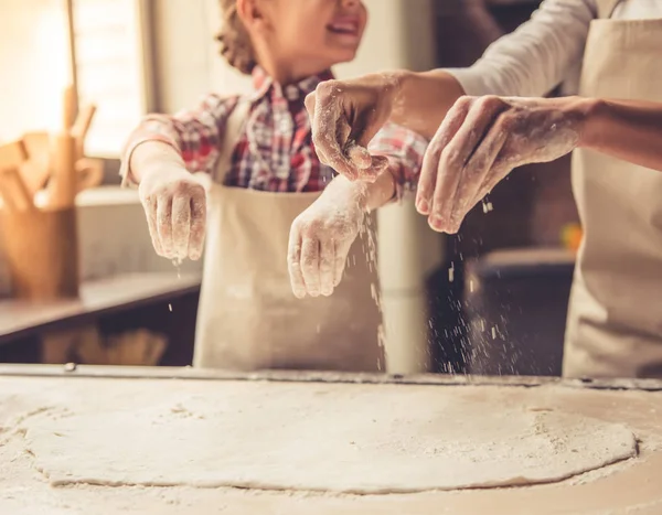 Mom and daughter baking — Stock Photo, Image