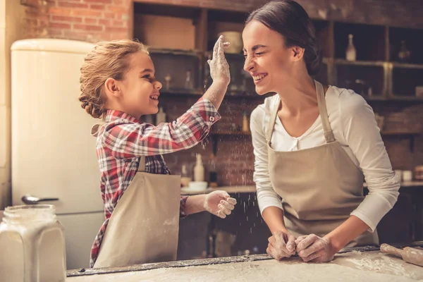 Moeder en dochter bakken — Stockfoto