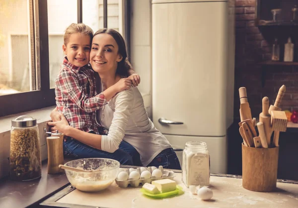 Mamá y su hija en la cocina — Foto de Stock
