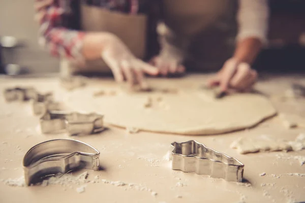 Mom and daughter baking — Stock Photo, Image