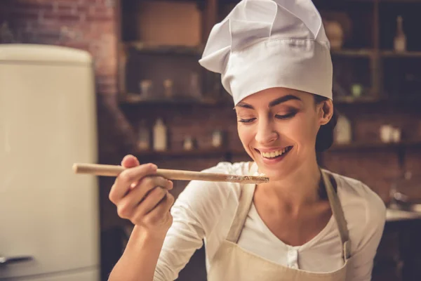 Schöne Frau beim Kochen — Stockfoto