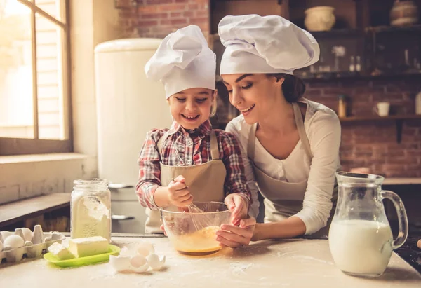 Mamá y su hija hornear — Foto de Stock