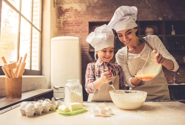 Mamá y su hija hornear — Foto de Stock