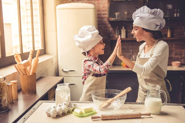 Mamá y su hija hornear — Foto de Stock