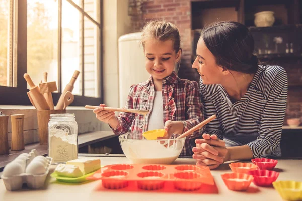 Mamá y su hija hornear — Foto de Stock