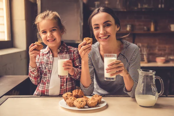 Mamá y su hija —  Fotos de Stock