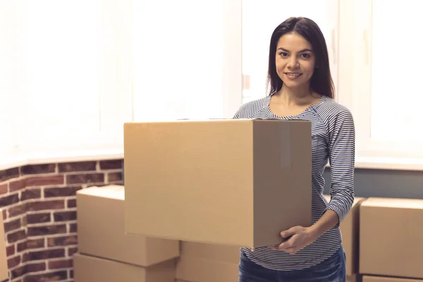 Schönes Mädchen bewegt sich — Stockfoto