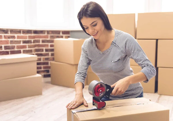 Schönes Mädchen bewegt sich — Stockfoto