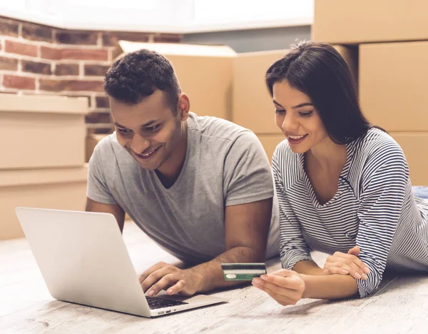 Pareja joven moviéndose — Foto de Stock