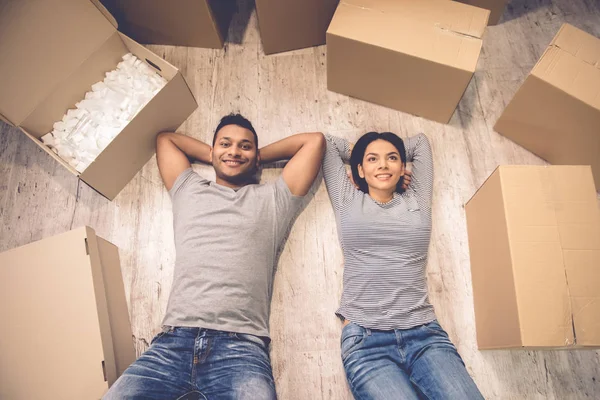 Unga par som flyttar — Stockfoto