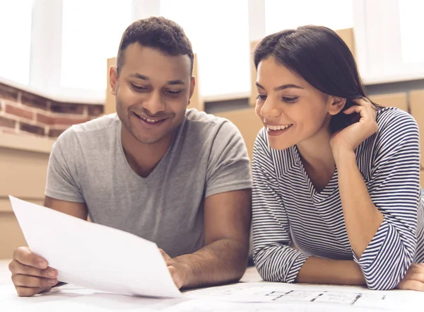 Pareja joven moviéndose — Foto de Stock