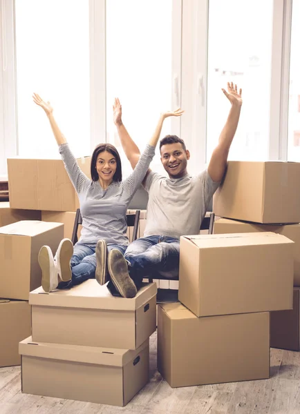 Young couple moving — Stock Photo, Image