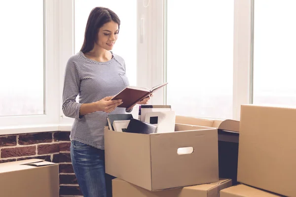 Schönes Mädchen bewegt sich — Stockfoto