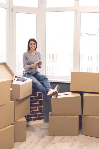 Schönes Mädchen bewegt sich — Stockfoto