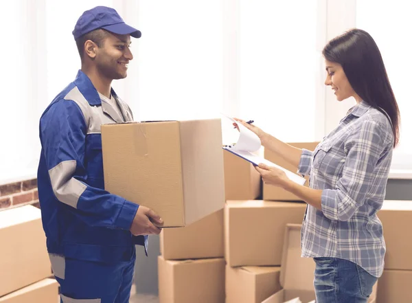 Schöne Mädchen und Arbeiter — Stockfoto