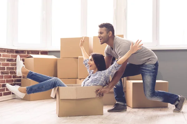 Pareja joven moviéndose — Foto de Stock