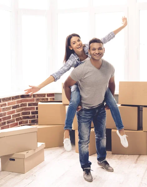 Jovem casal em movimento — Fotografia de Stock