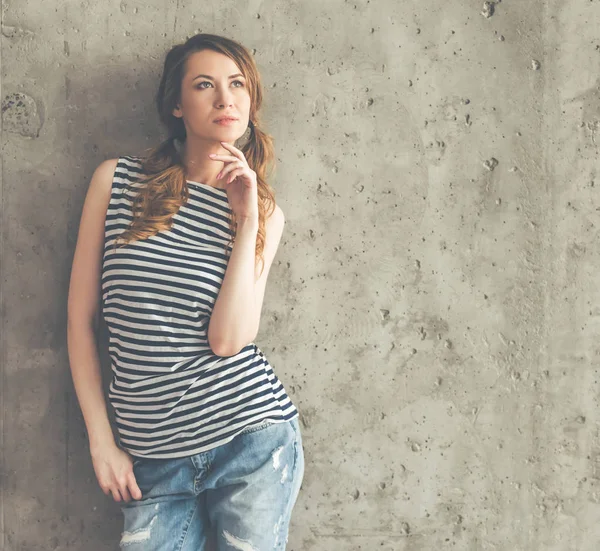 Mooie stijlvolle vrouw — Stockfoto