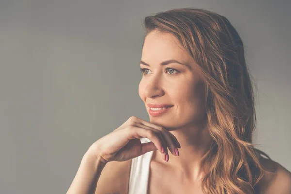 Mooie jonge vrouw — Stockfoto