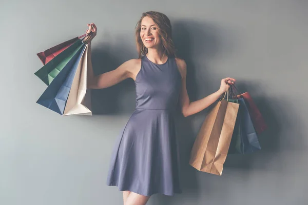 Femme élégante avec des sacs à provisions — Photo