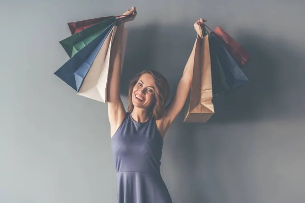 Mulher elegante com sacos de compras — Fotografia de Stock