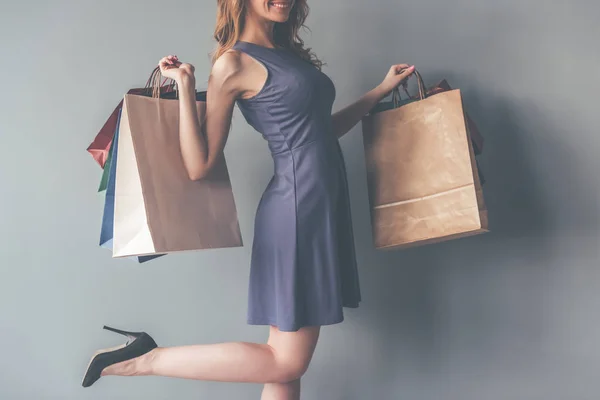Mujer con estilo con bolsas de compras —  Fotos de Stock