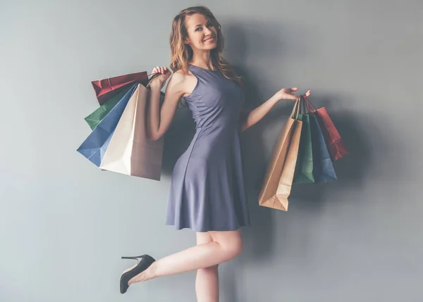 Mujer con estilo con bolsas de compras — Foto de Stock