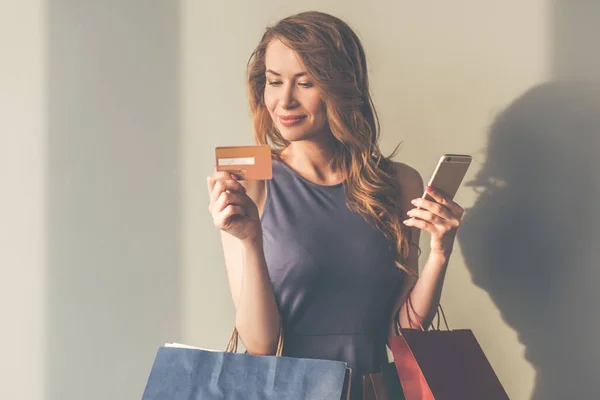 Stijlvolle vrouw met gadget — Stockfoto