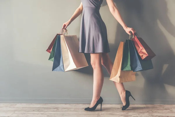 Stijlvolle vrouw met shopping tassen — Stockfoto