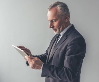 Yakışıklı olgun işadamı ile becerikli alet