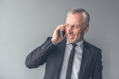 Yakışıklı olgun işadamı ile becerikli alet