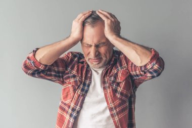 Yakışıklı olgun adam.