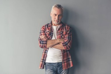 Yakışıklı olgun adam.