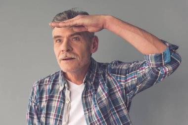 Yakışıklı olgun adam. 