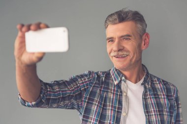 Olgun adam ile becerikli alet