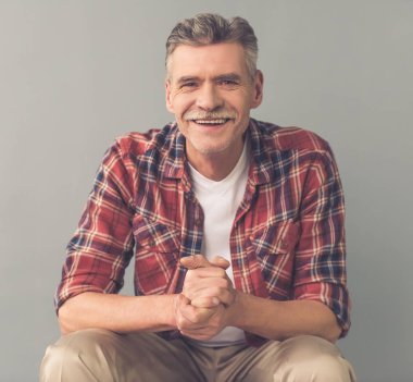 Yakışıklı olgun adam.