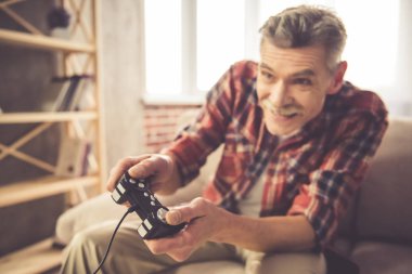 Yakışıklı olgun adam evde