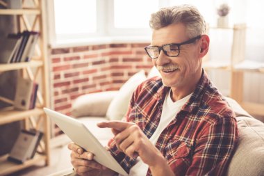 Olgun adam ile becerikli alet