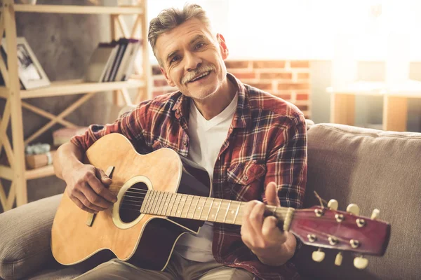 Vacker mogen man med gitarr — Stockfoto