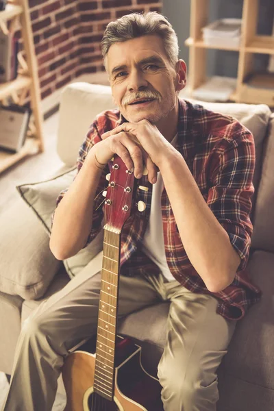 Bonito homem maduro com guitarra — Fotografia de Stock