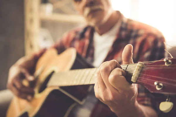 Kjekk voksen mann med gitar. – stockfoto