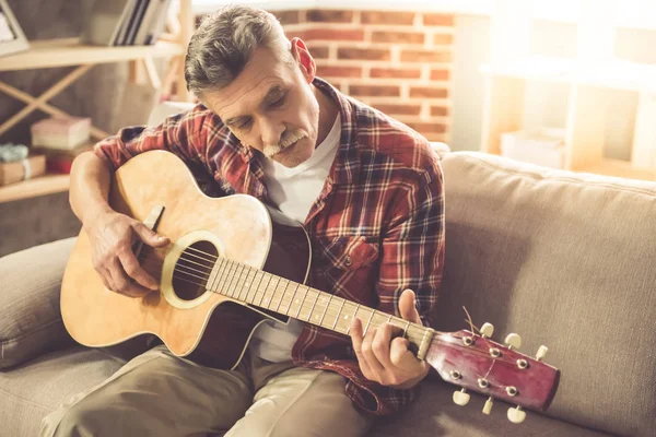 Knappe volwassen man met gitaar — Stockfoto