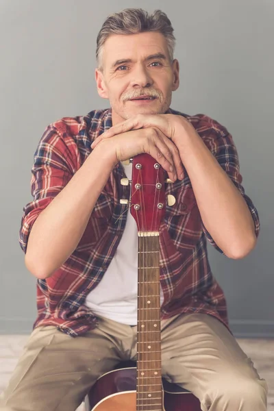 Knappe volwassen man met gitaar — Stockfoto