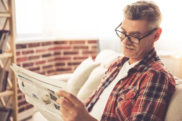 Knappe volwassen man thuis — Stockfoto