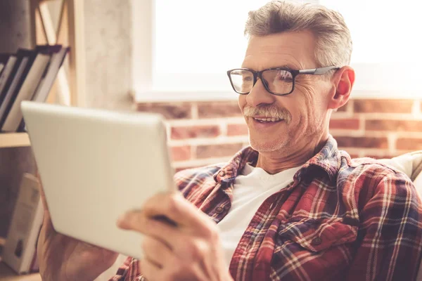 Hombre maduro con gadget — Foto de Stock