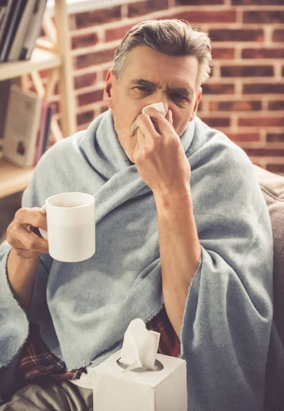 Mature man having a cold — Stock Photo, Image