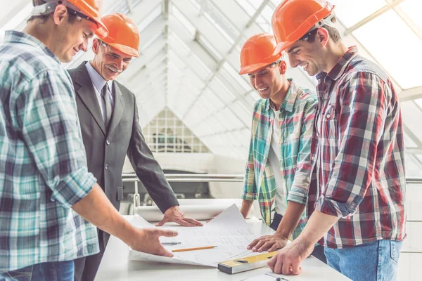 Werknemers in de bouw industrie — Stockfoto